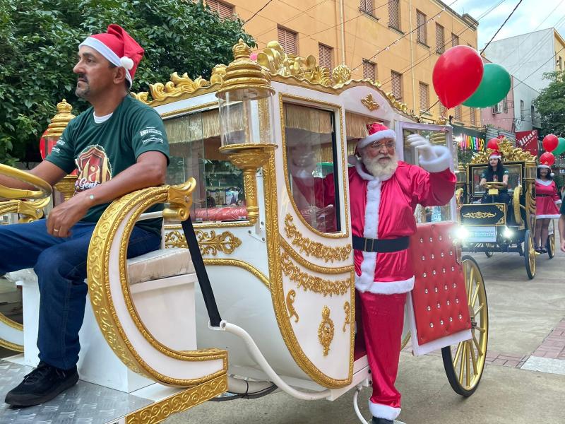 Cortejo natalino sairá da Avenida Brasil em direção à Praça Nove de Julho, com Papai e Mamãe Noel em carruagem aberta