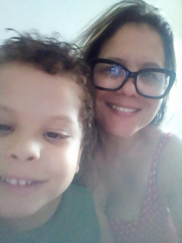 Rosangela é mãe do Pedro, 7 anos, aluno da rede municipal que tem o TEA, nível de suporte 3