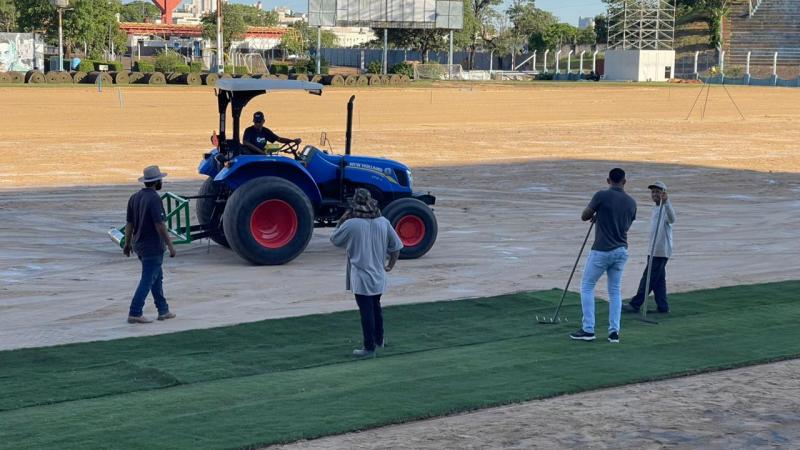 Grama Big Roll está sendo plantada no campo do Estádio Prudentão