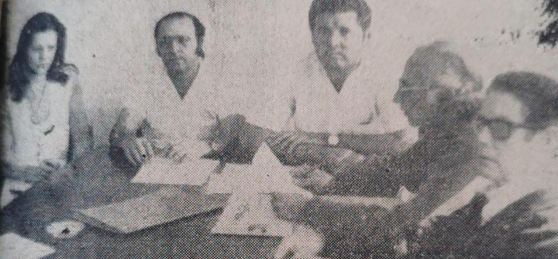 Na foto, Dr Manoel Roberto Barbosa, chefe da DRS-10; Dr João Grande, assistente; dr Ismael Reigota, chefe do Centro de Saúde; doutor Clóvis Carapeba, chefe da sessão de Epidemiologia e estatísticas; e a repórter, Célia Salvador