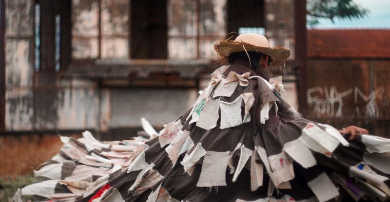 Espetáculo propõe uma viagem no tempo através do olhar de Amendoim, um velho catador de histórias 