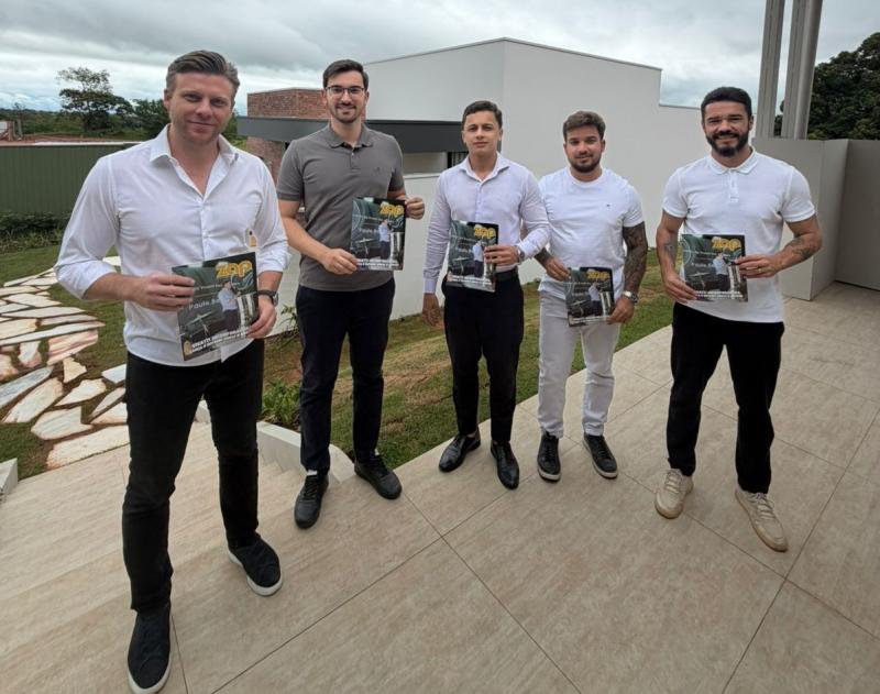 Equipe da Imobiliária Sistema, na casa decorada do futuro Condomínio Botanik House & Garden, da Vivatti Incorporadora