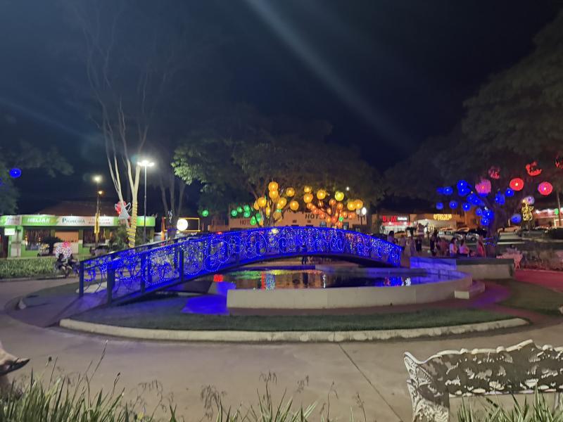 A CONFECÇÃO E MANUTENÇÃO DOS ENFEITES É UM TRABALHO MINUCIOSO REALIZADO POR UMA EQUIPE DE 30 PESSOAS DURANTE O ANO INTEIRO, COM O OBJETIVO DE INOVAR E AMPLIAR A DECORAÇÃO A CADA EDIÇÃO