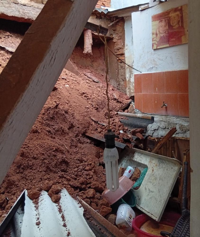 Em PP, chuva provocou colapsos em edificações e interditou avenidas com deslizamentos de terra. 