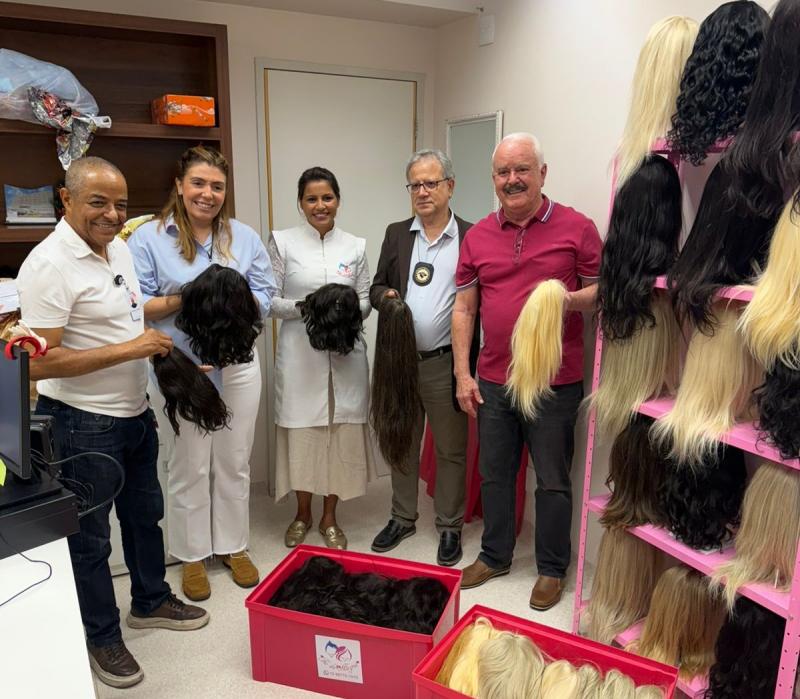 Diretores do Hospital de Esperança, com delegado da Receita Federal, Sérgio Lourenço Júnior, e Mariane, do Projeto Fio da Alegria
