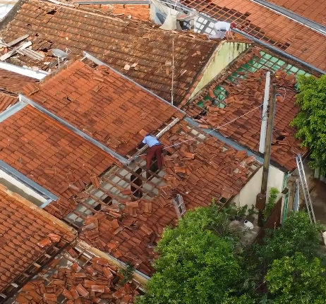 Em Pacaembu, 15 residências ficaram parcialmente destelhadas e muro de escola desabou