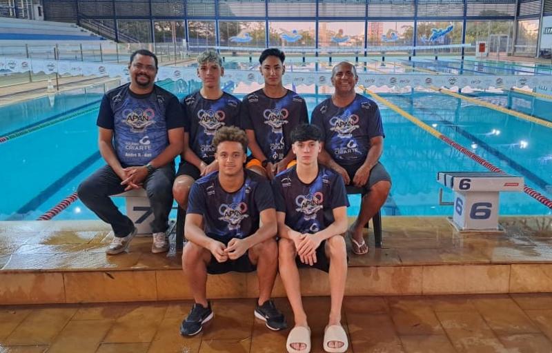 Pepe, o auxiliar técnico Jefferson Chaves e os atletas que estarão na disputa