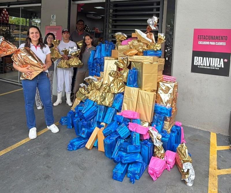  Alessandra Sanches e equipe com os brinquedos arrecadados entre os clientes do Bravura, para o Natal das crianças do Jardim São Paulo