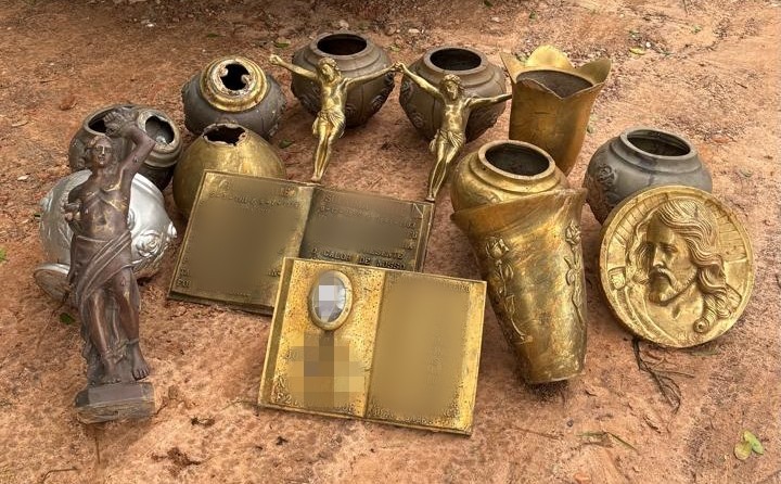 Materiais recuperados nesta quarta consistem em esculturas sacras, placas e vasos utilizados em túmulos