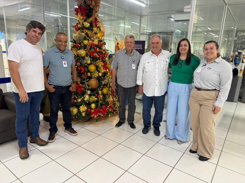 Osmar Capucci e seu filho Fabio Capucci recepcionam vice-presidente do HE, Jorge Guazzi, o diretor de marketing, Sinomar Calmona, e as colaboradoras do Departamento de Relações Institucionais, Mania Pires e Sabrina Rocha