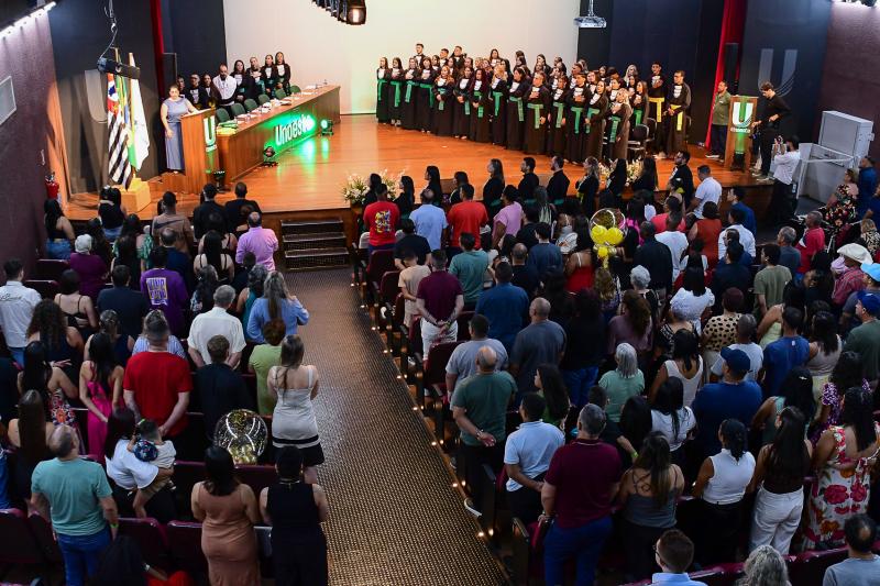 Formandos dos Cursos Técnicos em Enfermagem e Farmácia celebram a colação de grau no Teatro César Cava, Campus 1 da Unoeste