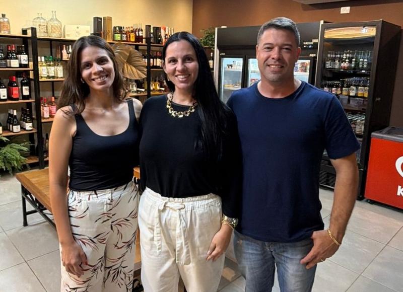 Rafaela, Laís Romizzio e Juliano Almeida na inauguração do Empório Essenza