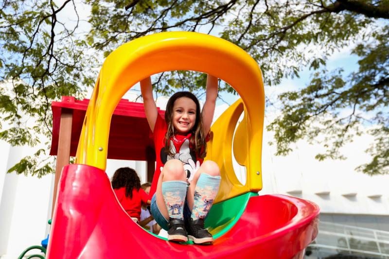 Crianças e adolescentes participam de atividades de recreação e lazer em um ambiente acolhedor