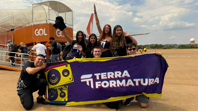 Alunos do Colégio Grandini do Rio de Janeiro chegando ao Aeroporto de Presidente Prudente