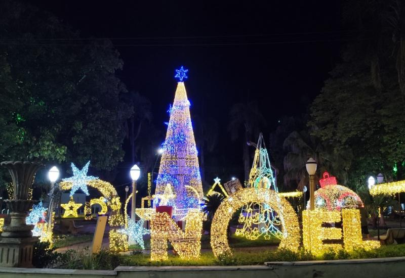 Praça Getúlio Vargas em Álvares Machado recebe o Papai Noel, levando encantamento às crianças