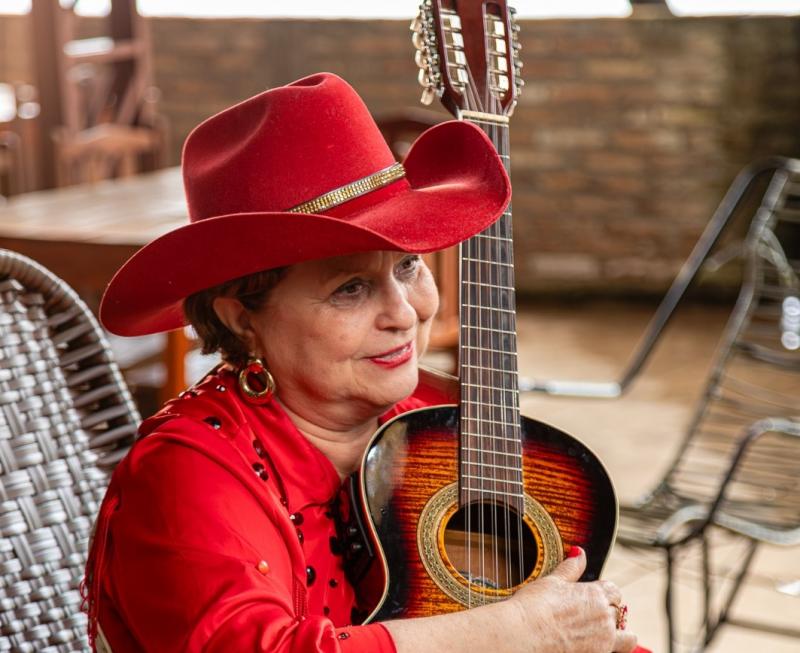 Cida Ajala realiza noite natalina, onde ela toca e os idosos cantam