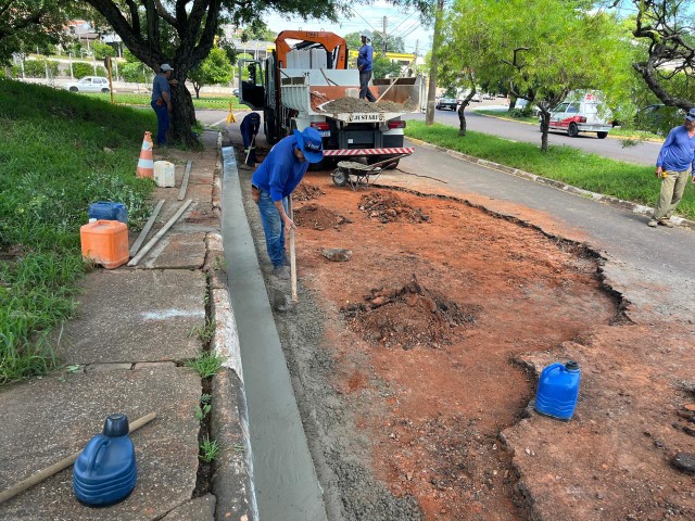 Equipe realiza reparos em vias danificadas pelas chuvas