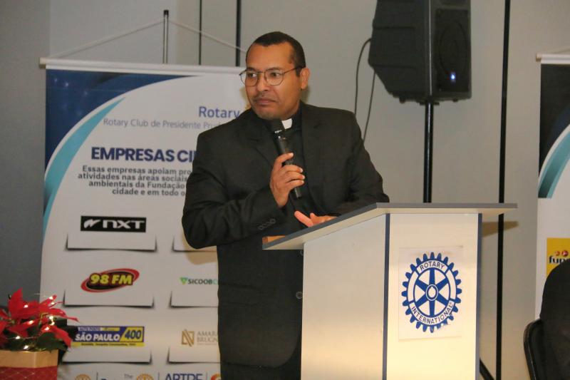 Padre Adilson Fernandes, na última reunião do ano, do Rotary Sul