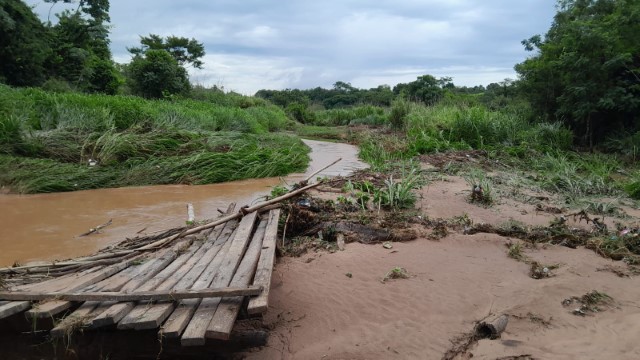 Fortes chuvas provocaram problemas estruturais em estradas rurais, como queda de pontes e aduelas