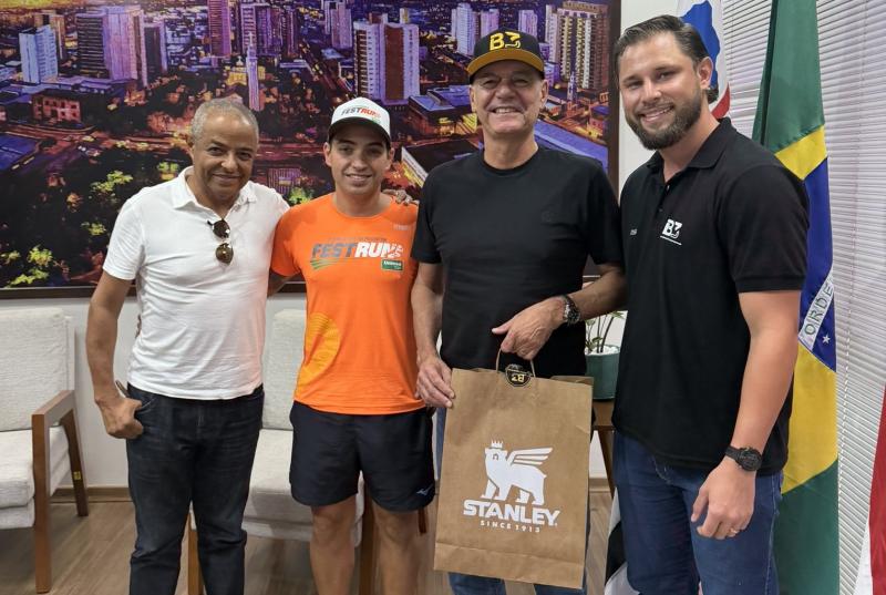 Os organizadores Sinomar Calmona, Gabriel Gigante e Bruno Perosso, com o prefeito Tupã