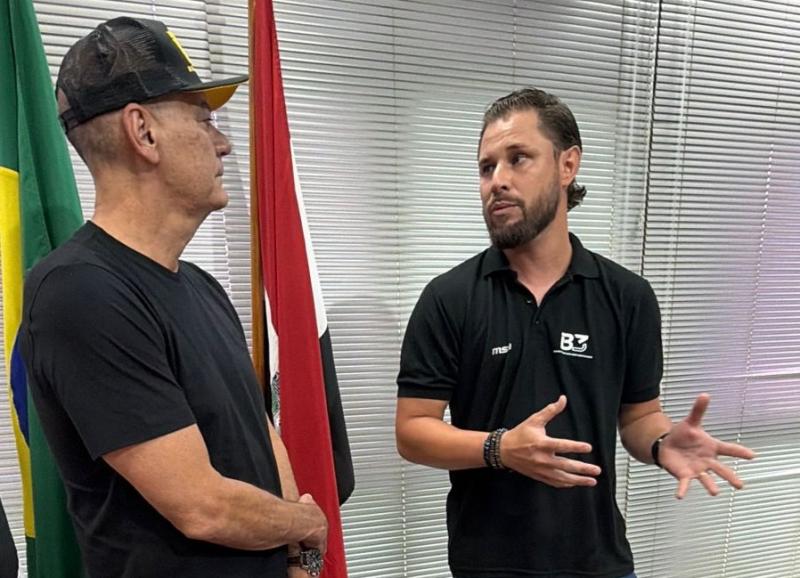Bruno Perosso, da B3 Eventos Esportivos, conversando com o prefeito Tupã: "Fomentamos muito o emprego dentro de Prudente. Contratamos desde eletricistas até fornecedores de estrutura e água, além de movimentar a hotelaria, postos de combustíveis e o comércio local”