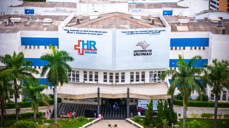 Baleadas no braço e na perna, vítimas, de 53 e 63 anos, foram levadas para o Hospital Regional