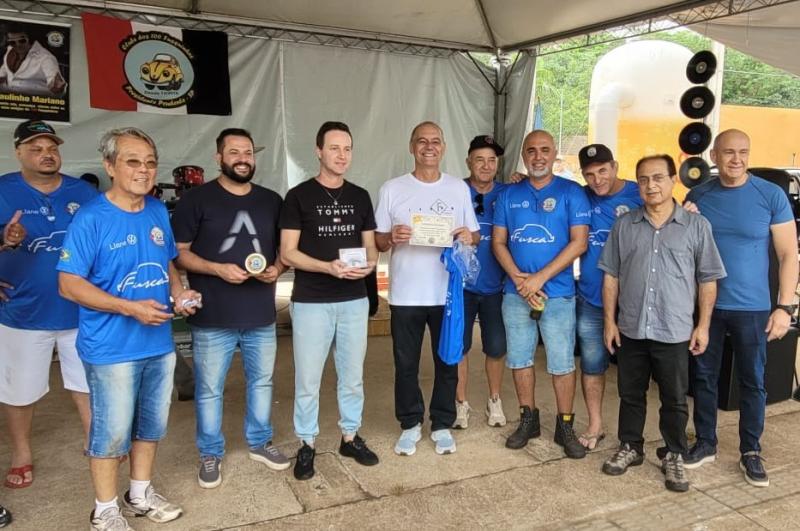 Clube dos 100 Fusquinhas recebe o prefeito Milton Mello e o vice Osanam