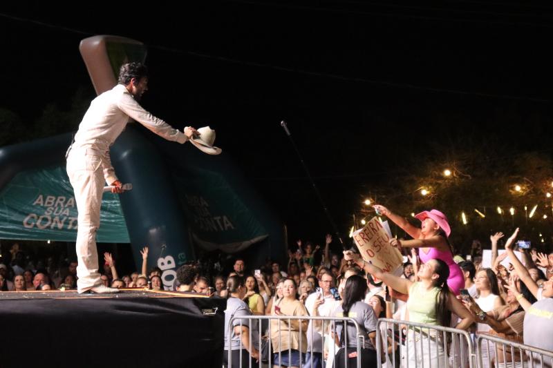 Passagem de ano contou com shows da dupla Bruno e Barretto e do cantor Luan Pereira