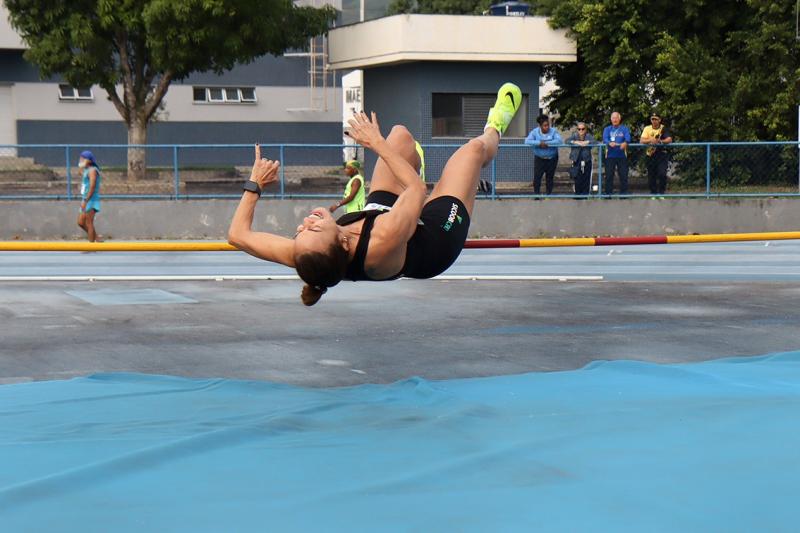 No salto em altura, Agda foi campeã no estadual de Santa Catarina