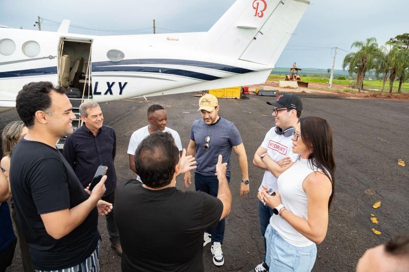 PREFEITO CLAUDEMIR PERES, DE ROSANA, E O EMPRESÁRIO RENATO SALTEIRO RECEPCIONARAM JOÃO BOSCO E VINICIUS, NA PISTA DO AEROPORTO DO FUTURO CONDOMÍNIO AERONÁUTICO REGGIA