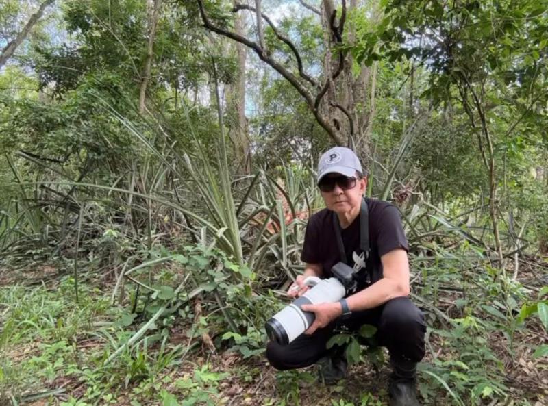 Dr. Antonio Saito, com sua teleobjetiva para registrar pássaros raros da região