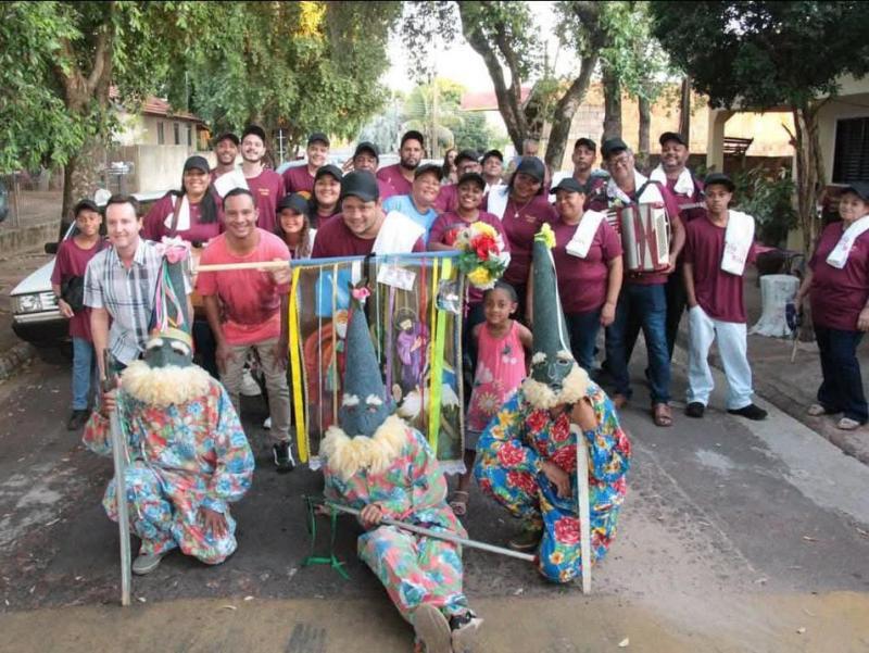 Grupo é formado por 19 foliões adultos e 3 mirins, que percorrem as ruas levando música, alegria e fé