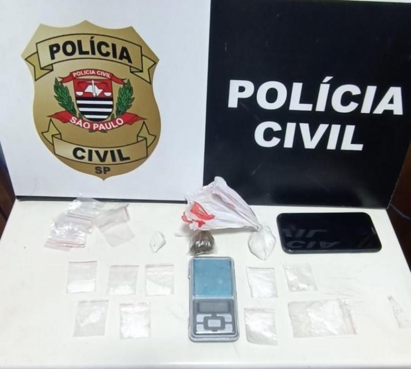 Drogas, embalagens e balança de precisão foram apreendidas por policiais civis