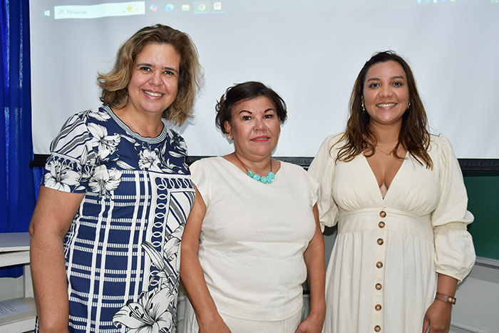 A autora da tese Gilda Pereira da Silva, entre a Dra. Danielle Santos e Dra. Raquel Gitahy