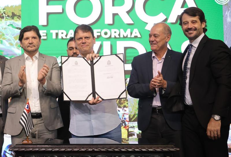Governador Tarcísio de Freitas, o presidente da Alesp, André do Prado, ao lado do ex-secretário de Agricultura, Guilherme Piai, com o prefeito Milton Carlos de Mello, Tupã, durante evento de assinatura de entregas para municípios paulistas no Palácio dos Bandeirantes em dezembro de 2025