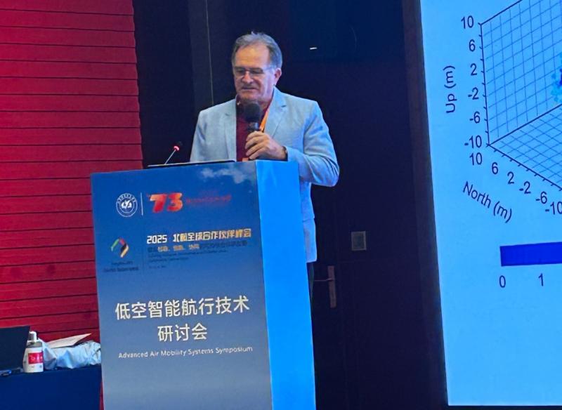 Professor Galera palestra no Advanced Air Mobility Systemns Symposium, em Pequim