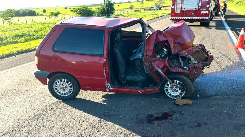 Vítima que sofreu ferimentos graves estava como passageira de automóvel Uno