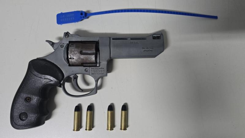 BO aponta que arma de fogo e quatro munições correspondentes foram apreendidas