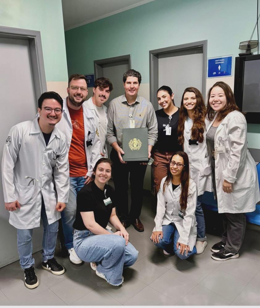 DR. ROMULO BONINI, ENTRE ACADEMICOS DA 52.a TURMA DA UNOESTE