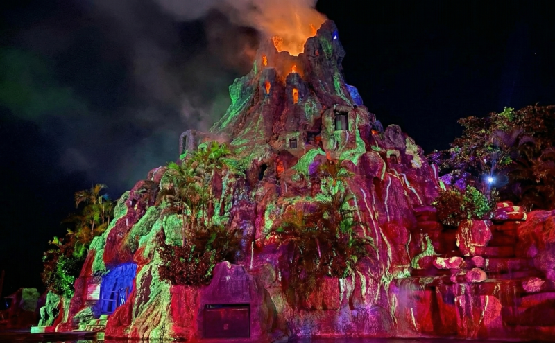 Vulcão Terra Parque entra em erupção utilizando projeção mapeada e se destaca no setor de turismo temático brasileiro