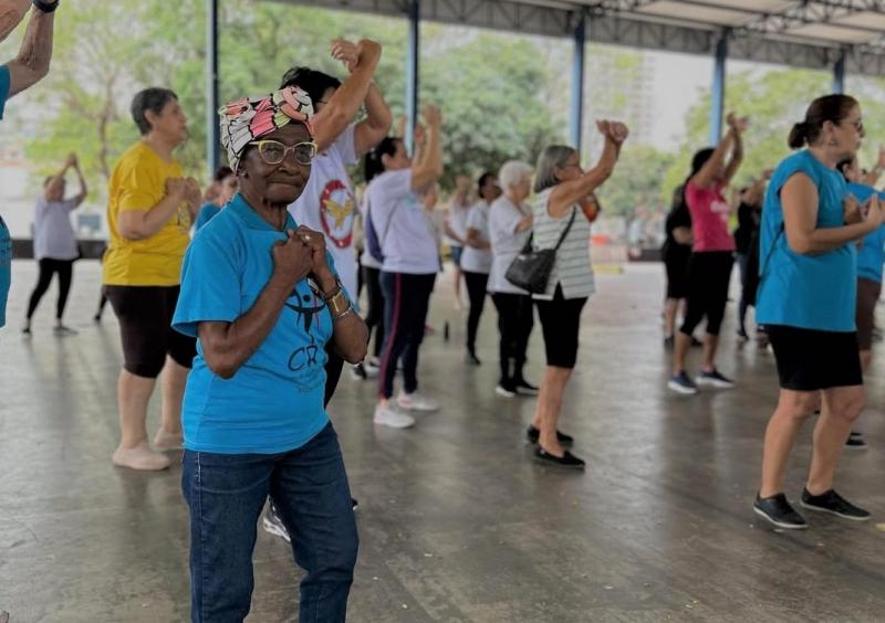 Aulas oferecem diversos benefícios para pessoas idosas, abrangendo aspectos físicos, cognitivos, emocionais e sociais