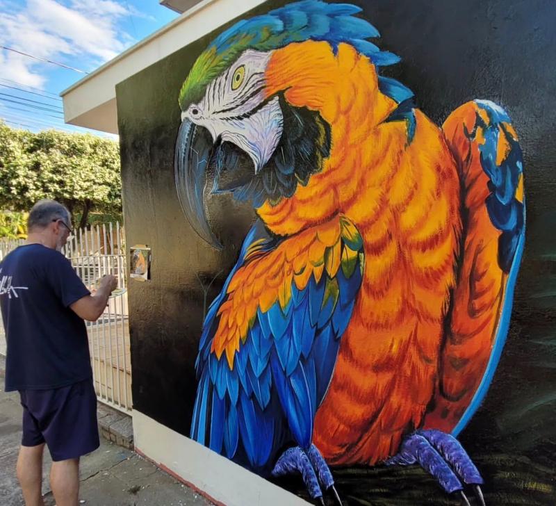 Cido Oliveira dá os últimos retoques no novo painel em seu estúdio