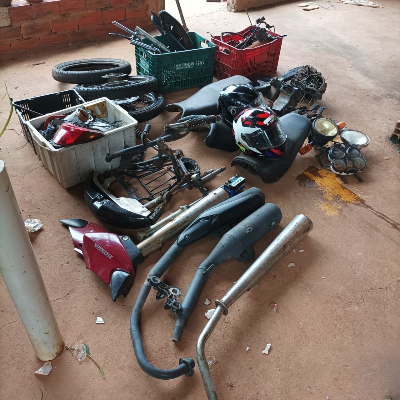 Bancos, escapamentos, motores, rodas, faróis, entre outros itens, foram localizados no imóvel do envolvido