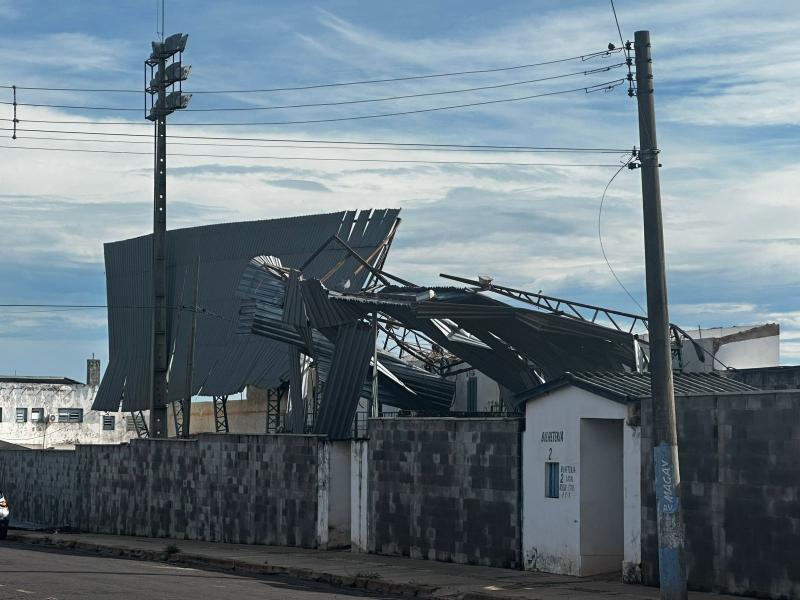 Após danos na cobertura da arquibancada, estádio foi isolado por questões de segurança