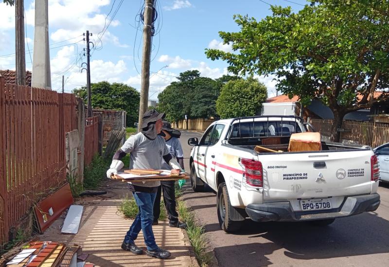 Equipes da Prefeitura fazem limpeza em bairros da cidade recolhendo entulhos, materiais de construção, galhos