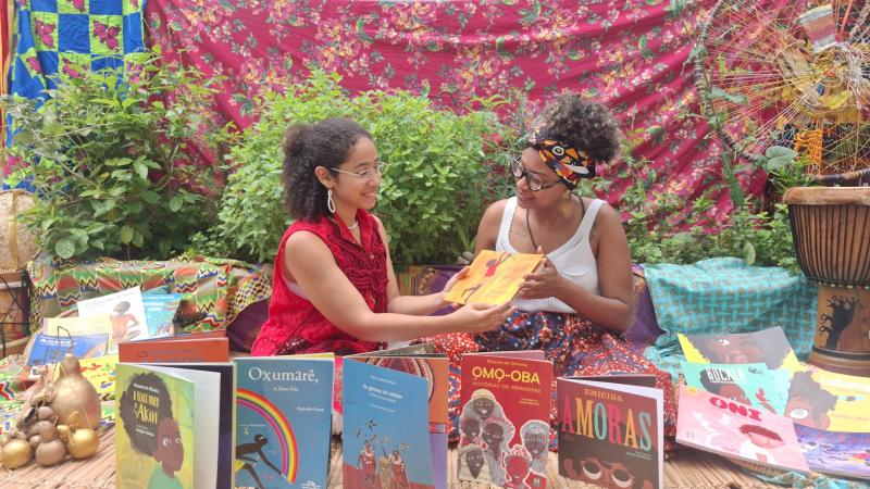 Neste sábado, das 15h às 16h, Quintal recebe “Avivar o Axó - Entre Contos e Encantos”, com a Cia. Quatro Ventos