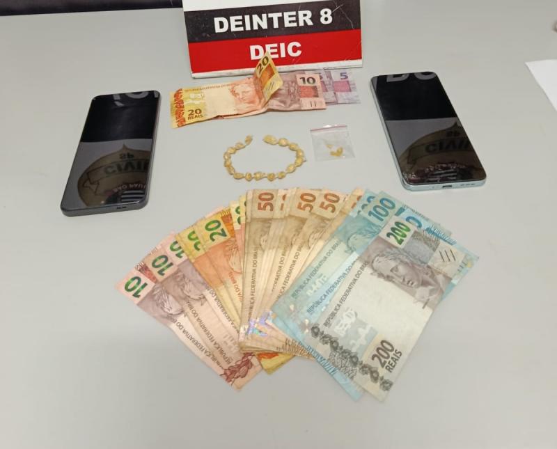 Suspeitos foram surpreendidos com pedras de crack embaladas de forma típica para venda, além de dinheiro