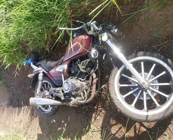 Motocicleta foi removida do local do acidente por familiares da vítima durante a manhã desta sexta