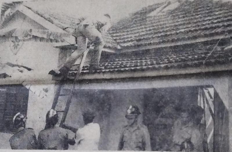 Bombeiros lutaram muito, mas não puderam impedir que a moradia fosse praticamente destruída pelo fogo