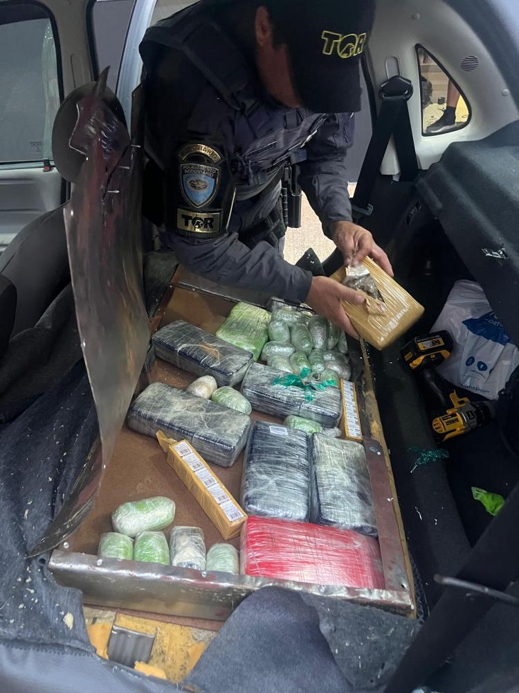 Veículo estava com drogas e mercadorias